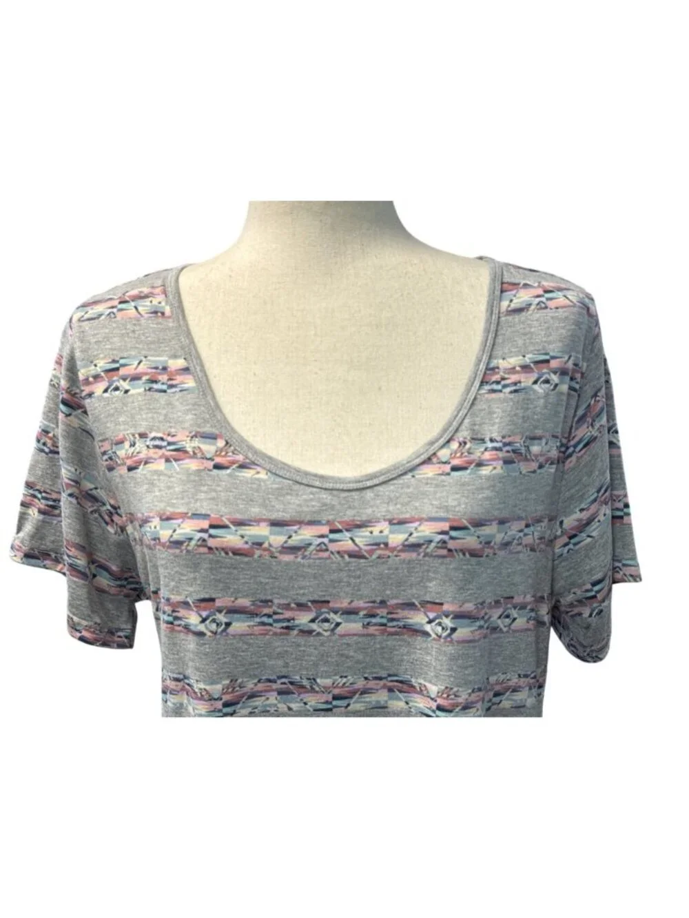 LuLaRoe Womens Scoopneck Tee Shirt~Size L~Grey Aztec Print Short Sleeve L16 08 - Picture 2 of 9